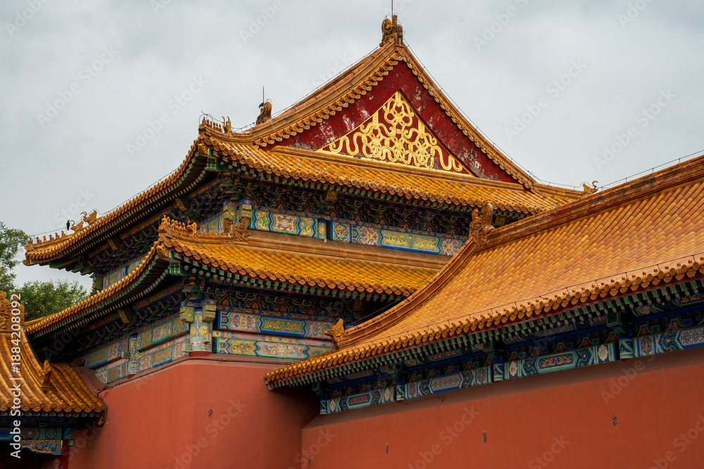 Fototapeta premium World famous Forbidden City palace and tourists in Beijing