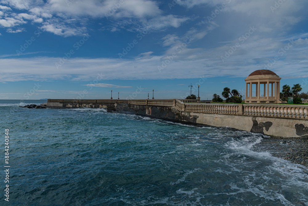 Obraz premium Winter sunset on the Tuscany sea, Bagni Pancaldi Acquaviva in Livorno, Italy