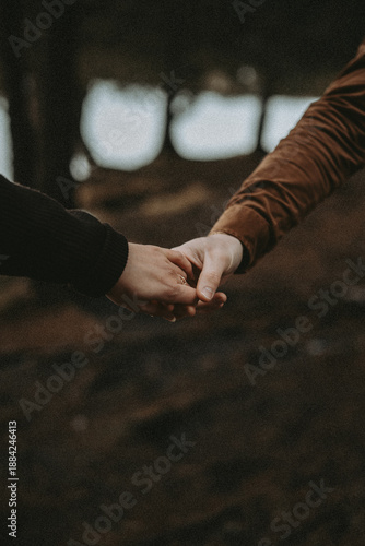 Fotografie Gros plan sur deux mains qui se rejoignent, symbole d'unité et de relation humai