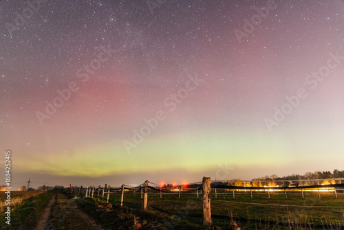 Polarlichter über Tostedt in Niedersachsen – Aurora Borealis über Feldern