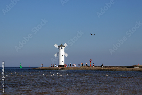 mole mit mühlenbake in der ostsee