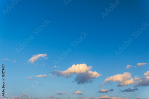  冬の夕方の青空とふわふわの雲18