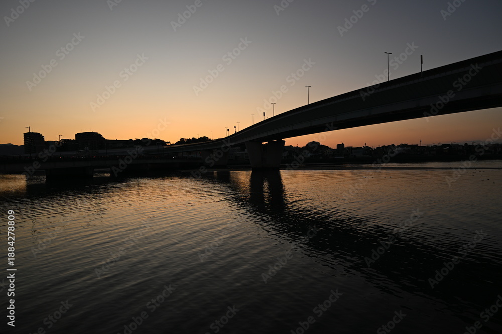 Fototapeta premium 外灯と海岸の夜景風景