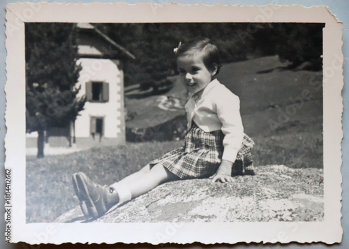 FOTO ANTICA CON RITRATTO DI BAMBINA IN POSA IN MONTAGNA