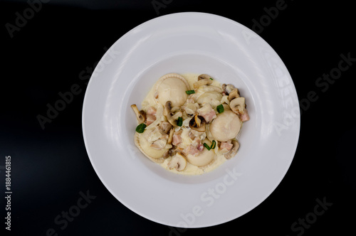 Pasta gourmet presentada de forma minimalista