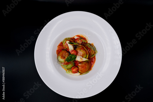 Pasta gourmet presentada de forma minimalista
