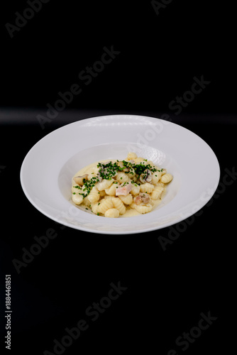 Pasta gourmet presentada de forma minimalista