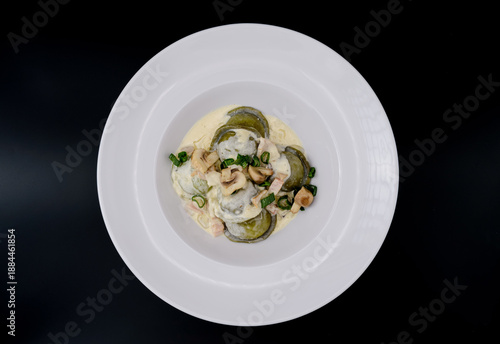 Pasta gourmet presentada de forma minimalista