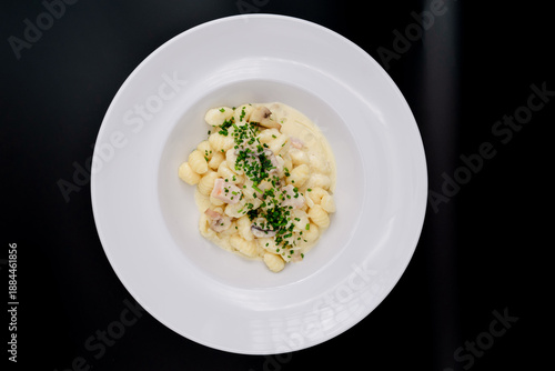 Pasta gourmet presentada de forma minimalista