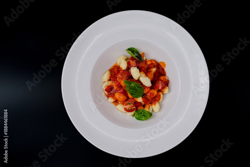 Pasta gourmet presentada de forma minimalista