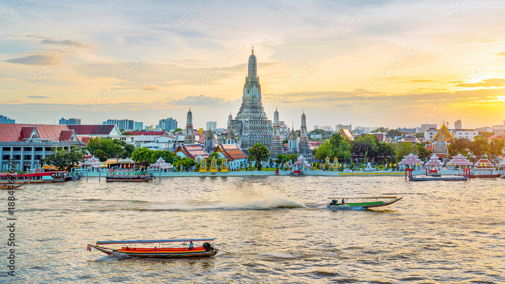 Naklejka premium Wat Arun Ratchawararam at sunset(Temple of Dawn) famous tourist destination in Bangkok, Thailand.