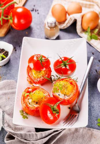 Fotografie tomatoes filling with egg and cream, baked stuffed tomatoes