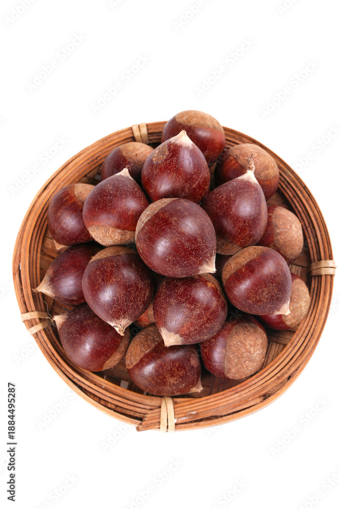 Obraz premium Fresh Raw Chestnuts in Wooden Basket, Jianou Fujian