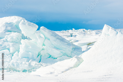 Cuadro en lienzo Icebergs near Qaanaaq village in Greenland reveal natural formations and glacial