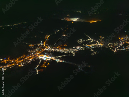 Fotografie Panorama centrum Krynicy-Zdroju nocą w zimie.