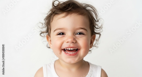 明るく柔らかな光に照らされ満面の笑顔を見せる巻き毛の幼い赤ちゃん 無邪気な表情と輝く瞳が純粋な喜びを伝える美しいポートレート. AI Generated
