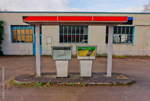 Alte verlassene Tankstelle mit Tanksäulen