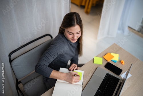 Foto Woman writing notes on a daily planner