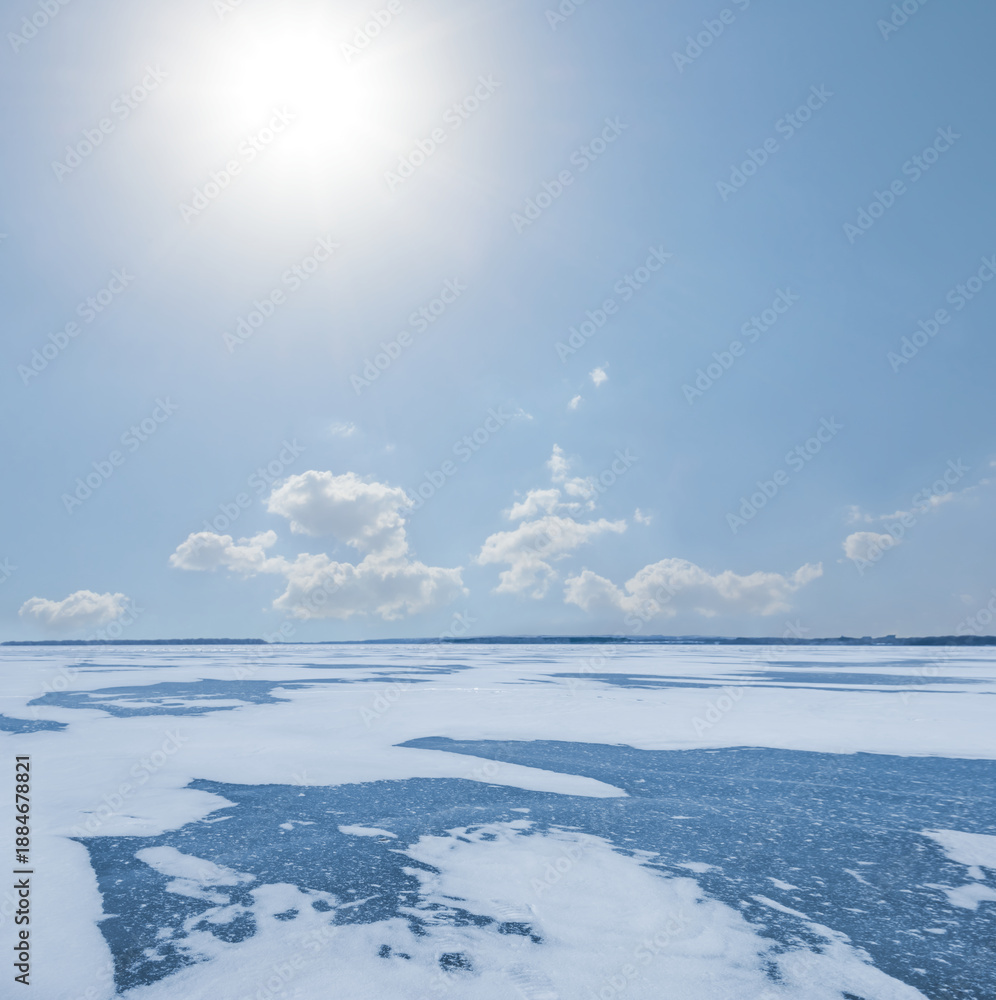 Obraz premium wide frozen lake at the sunny winter day