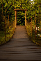 Keuken achterwand Bosweg Houten hangbrug door groen bos  © Marcelino