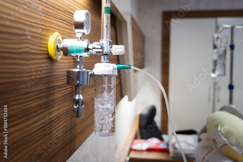 Foto Medical oxygen flow meter system providing respiratory support and humidified th