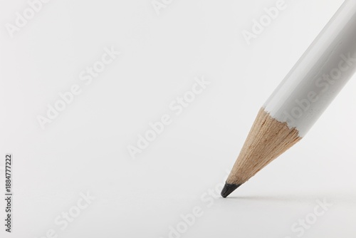 Vue macro d'un crayon à papier sur une feuille de papier blanc