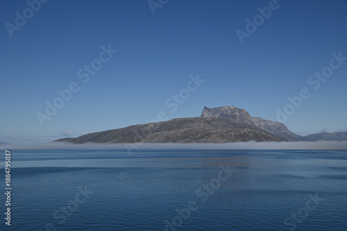 Wallpaper Mural Widok na fiord z błękitną wodą i skałami otoczonymi mgłą na obrzeżach stolicy Nuuk, Grenlandia Torontodigital.ca