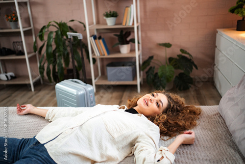 Foto Happy young woman dreaming about vacation travel relaxing