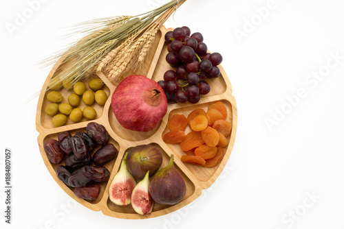 Tu bishvat seder plate with seven species © vetre