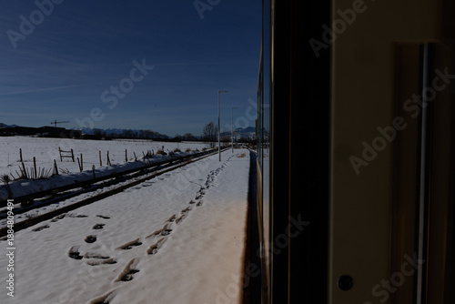 Wallpaper Mural Le train parcourt les montagnes enneigées de Cerdagne Torontodigital.ca