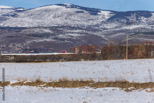 Wallpaper Mural Héliport au pied des montagnes enneigés Torontodigital.ca