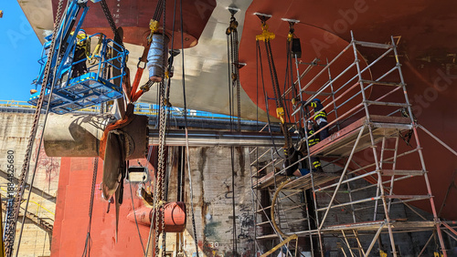 Foto Ship Propeller Repair During Dry Dock Maintenance With Workers And Scaffolding