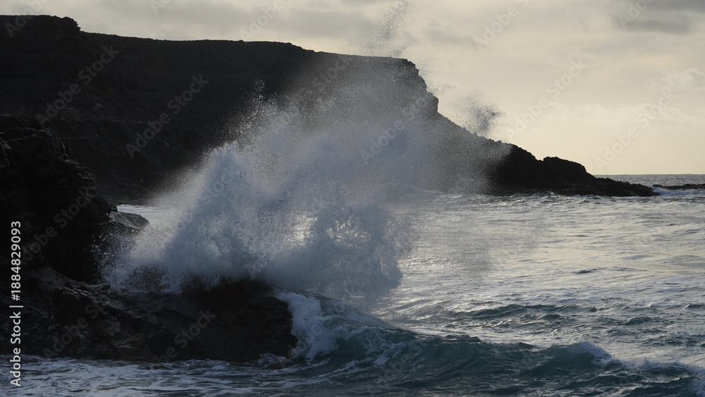 Obraz premium Spectacular sunset contemplating the force of the sea crashing agains the cliff