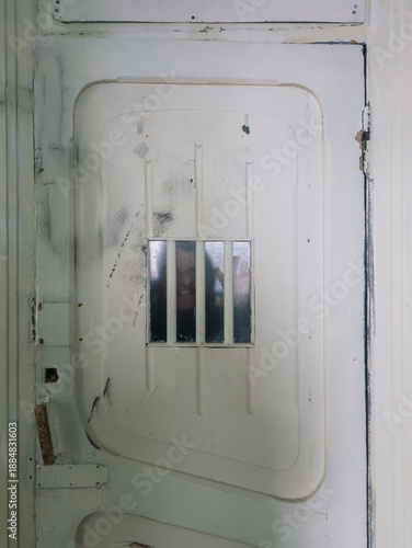 Fotografia Crazy angry man behind bars, psycho, madman concept