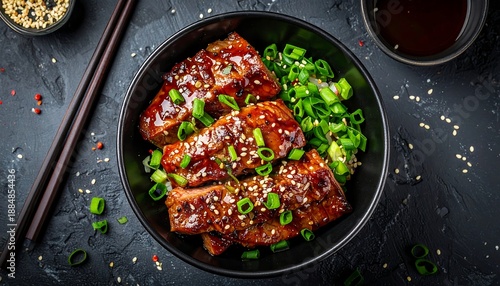 Obraz w ramie 照り焼きソースが絡んだ肉料理に刻みネギが散りばめられた食欲を誘う一皿