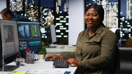 Foto Female expert editor working in video production industry at agency office, doing color grading and creating a montage on dual monitors