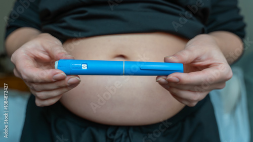 Bilde på lerret GLP-1 injection pen held by woman in front of abdomen, weight management concept