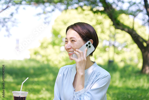 Wallpaper Mural 屋外でスマートフォンで電話する女性 Torontodigital.ca