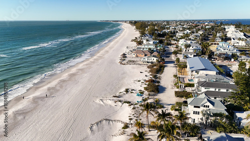 Φωτογραφία coastal Holmes Beach, Florida coastline of picture perfect day