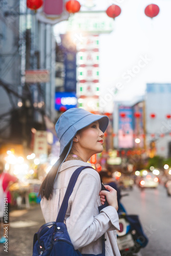Valokuva Asian woman traveler backpack solo travel in city chinatown street food market t