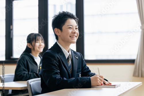 Schilderij op canvas 笑顔で学習する男子学生
