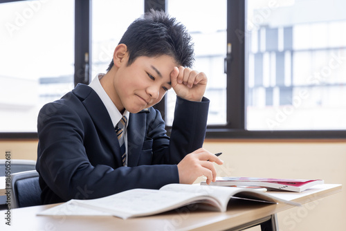 頭を抱える男子学生