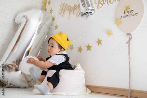 Foto 1歳の誕生日を迎えた赤ちゃんの記念ポートレート　（自宅スタジオ撮影）