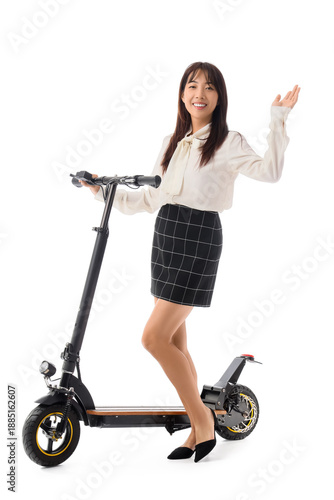 Young Asian businesswoman w...