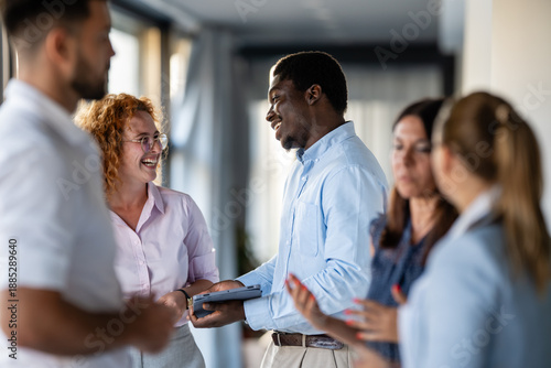 Foto Business colleagues networking and sharing ideas at workplace