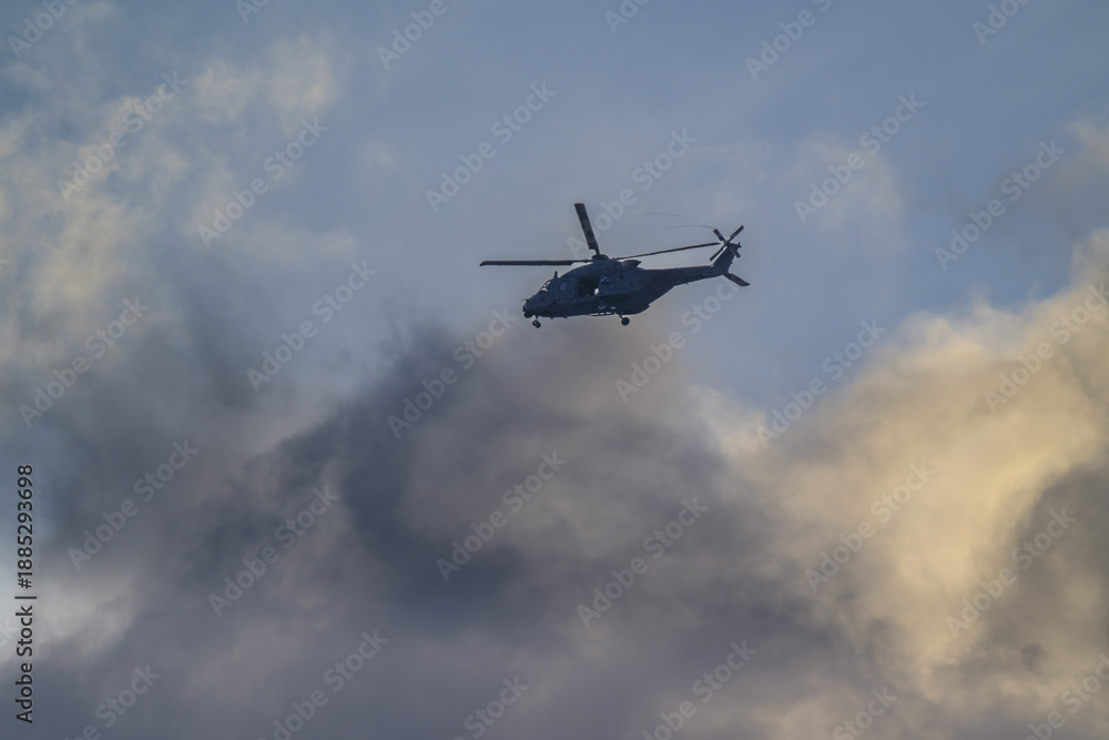 Fototapeta premium Rescate de alta montaña por el SAR del Ejército del Aire español