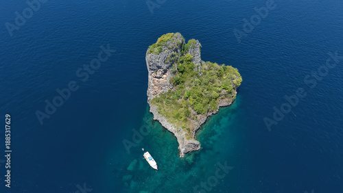 Tableau sur toile Beautiful Bida Nok Islands in Phi Phi Archipelago