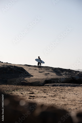 Surfeur vendéen observant l'horizon