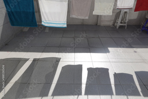 Foto panni stesi all'aperto con sole