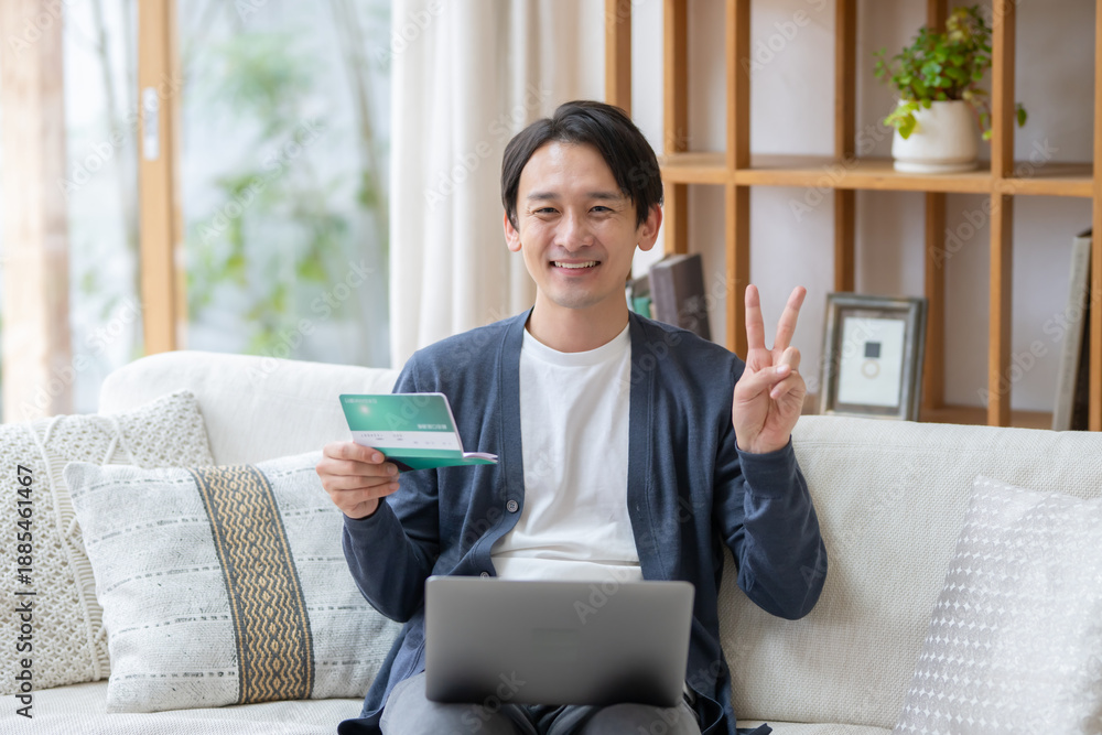 Naklejka premium 銀行通帳を持った男性